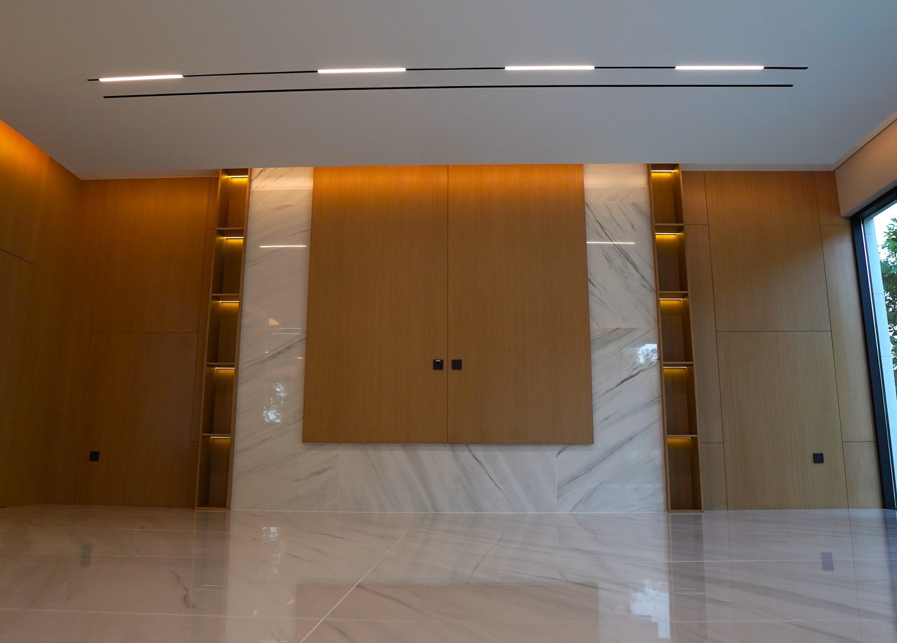 A precisely finished feature wall in a Dubai fit-out project